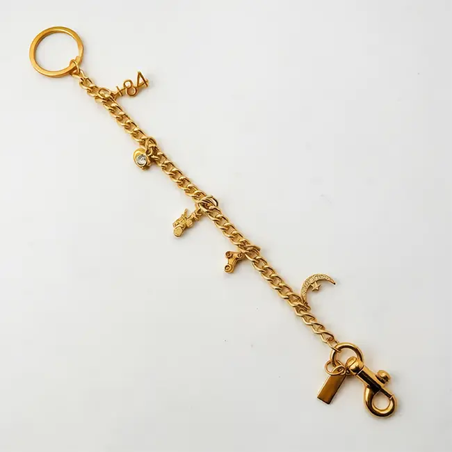 Vista principal de cadenas extensoras para bolsos en aleacion de zinc oro claro con colgantes de fresas dobles de eco-resina roja y hojas verdes