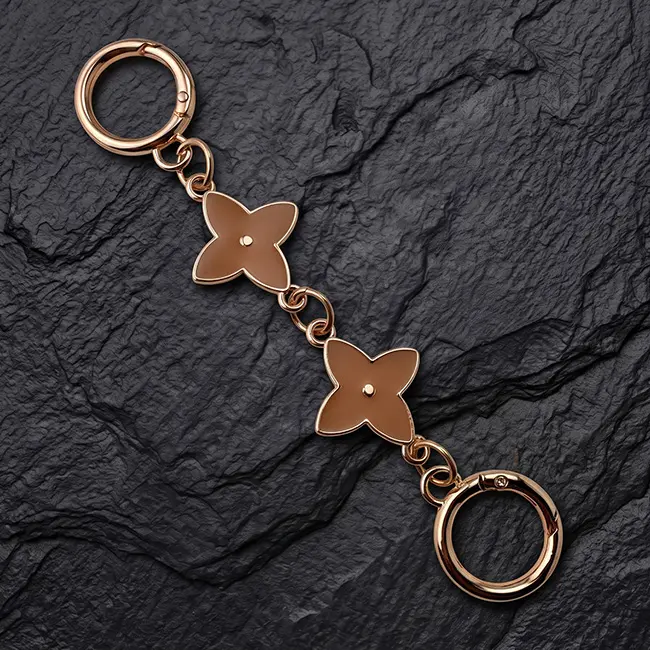 Vista principal de cadenas decorativas para bolsos al por mayor mostrando extensor de 155mm con eslabones florales en esmalte marron mocha y herrajes dorados
