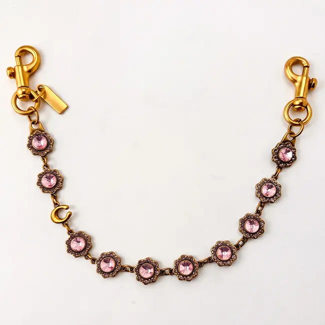 Vista principal de cadena de joyeria para bolsos al por mayor en bronce antiguo con pedreria optica rosa suave y bordes de pedreria marron mocha