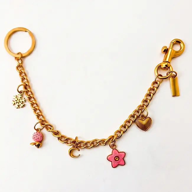 Vista principal de cadenas de dijes personalizadas para bolsos en aleacion de zinc oro claro con flores de eco-resina rosa raton con pedreria y copo de nieve