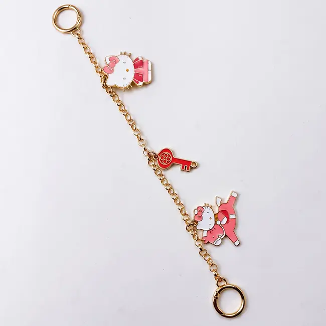 Vista principal de correas metalicas al por mayor en aleacion de zinc oro claro adornada con dijes esmaltados de gato con vestido rosa llave y caballo